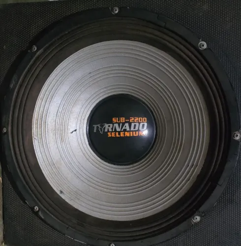 Som automotivo tornado 2200 18 polegadas 
