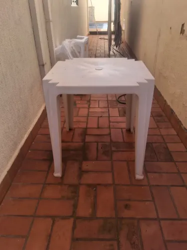 Mesa Plástica Branca Reforçada - Ideal para Área Externa / Quintal