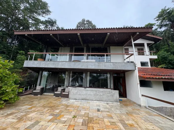 Casa à venda com 5 dormitórios no Condomínio Ponta das Toninhas em Ubatuba/SP.