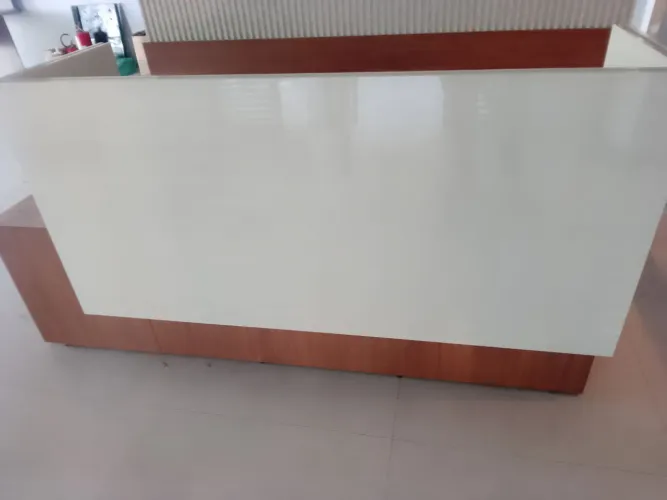Balcão de recepção com mobília
