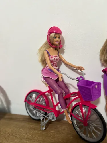 Barbie andando de bicicleta - Antiga.