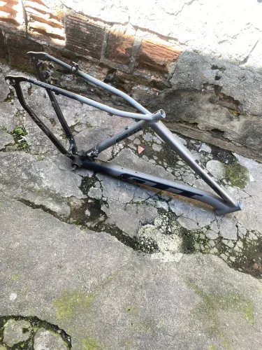 Quadro bicicleta aro 29 só tem que soldar um pedaço pequeno