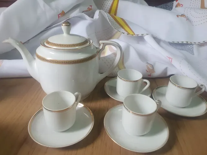 Jogo de chá Noritake porcelana branca com dourado