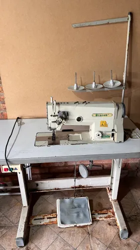 Máquina de Costura Industrial Pespontadeira de 2 agulhas, marca Bracob, Modelo BC 872.