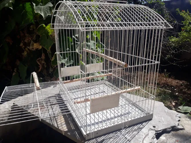 Vendo linda gaiola branca, para aves mansas branquinha. Grande . Barata