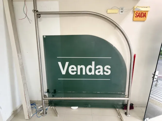 Oportunidade!! Painel de Fachada em Inox e Vidro Temperado - Excelente Estado