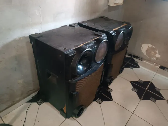 Vendo duas caixas de som no valor de R$ 400,00 Duas superítas, dois auto falantes de 12"