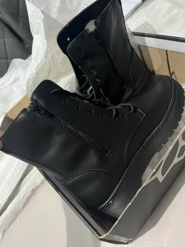 Bota estilosa cano médio 