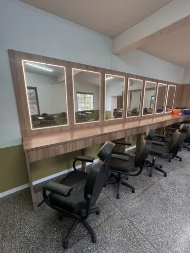 Oportunidade: Mobiliário Completo p/ Salão de Beleza / Estética - 9 Lugares
