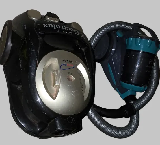 Kir de Aspiradores Electrolux Usados com defeitos e com todos acessórios. 