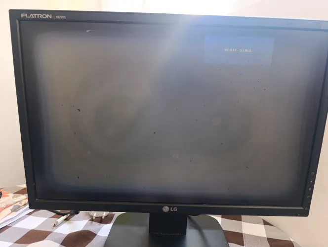 Monitor LG com defeito
