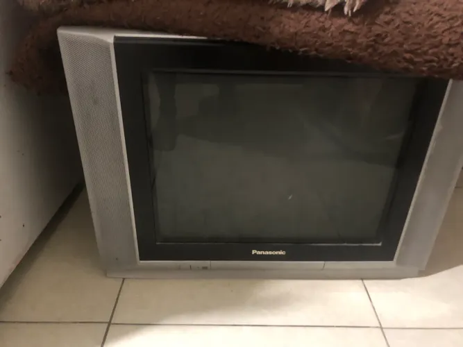 Tv de tubo funcionando 