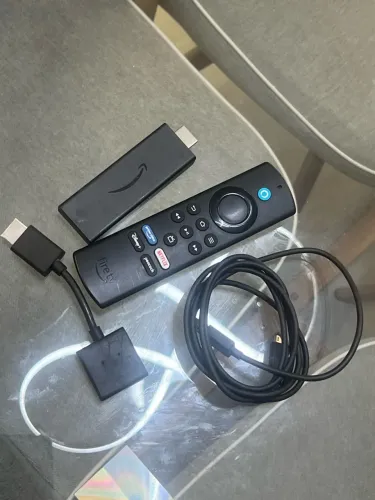 Fire TV Stick Amazon, funcionando perfeitamente, transforma sua TV em Smart TV.