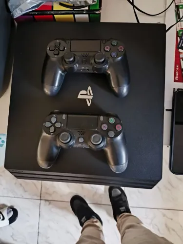 PS4 PRO excelente com 2 controles
