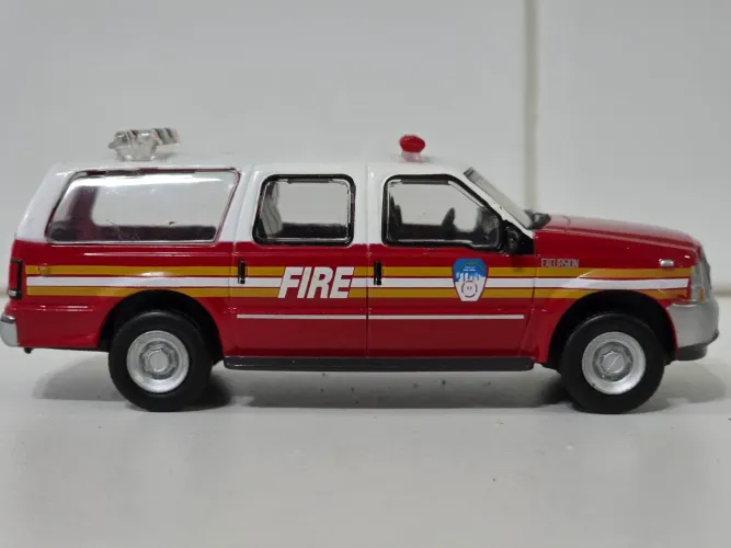 Miniatura dos Bombeiros de New York escala 1/50 metal usada sem caixa - importada USA
