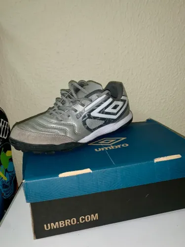 Chuteira society umbro