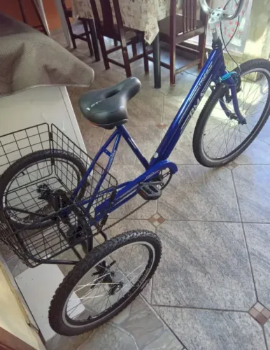 Bicicleta triciclo aro 26 sem uso.