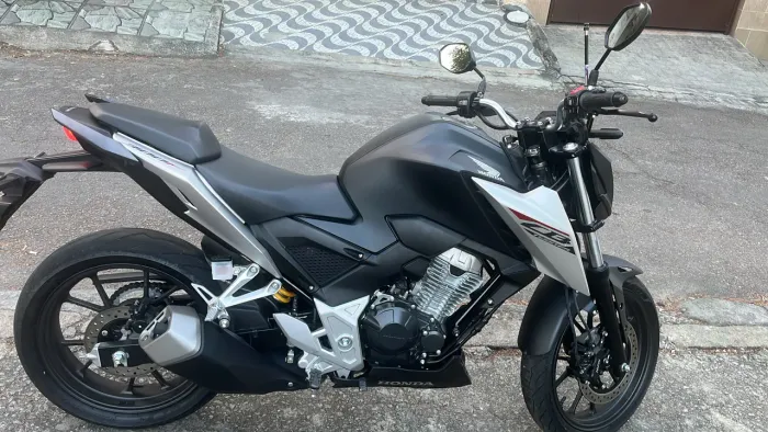 CB300F 2026 apenas 790 km 