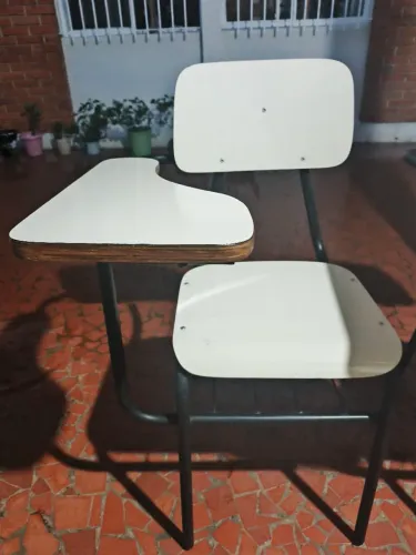 VENDE-SE CARTEIRA ESCOLAR SEMI NOVA