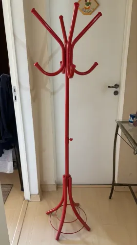 Cabide de Roupas Vermelho 