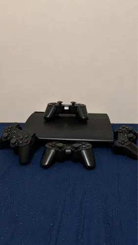 PS3 Super Slim Desbloqueado + 4 Controles - Pronto para Jogar