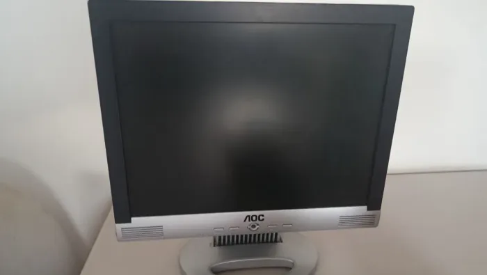 Monitor AOC entrada VGA ótimo estado 