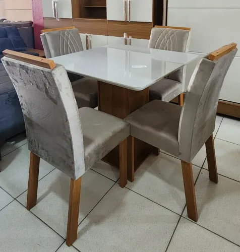 Mesa de Jantar 4 Cadeiras com Tampo de Vidro 90x90 - Moderna - R$ 1.299,99