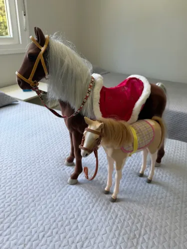 Kit com 2 cavalos Our Generation um G e um P