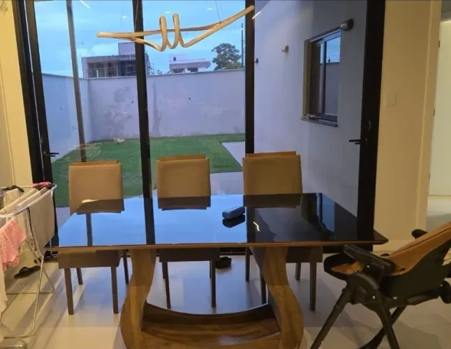 Mesa 6 lugares com tampo de vidro preto