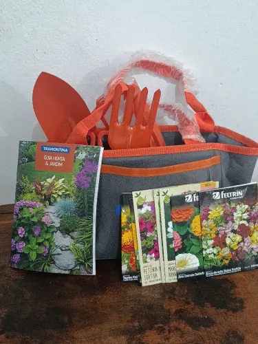 Vendo ferramentas para o plantio de plantas de marcas renomadas.