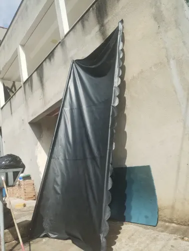 Vende se toldo preto , tamanho 4,00 x 2,00 de largura retrátil com manivela .super novo .