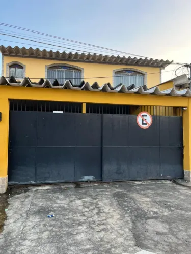 Portão de garagem e casa preto