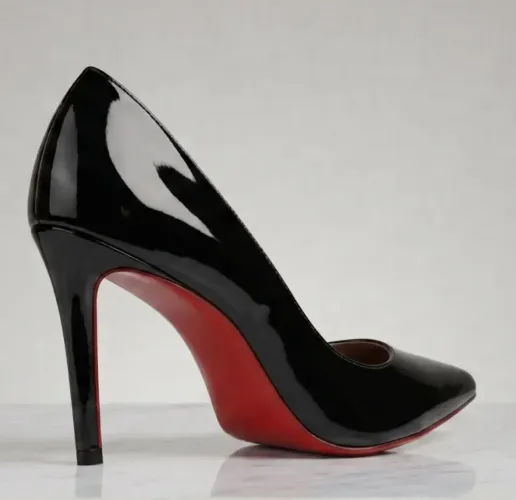 Scarpin Preto com solado vermelho