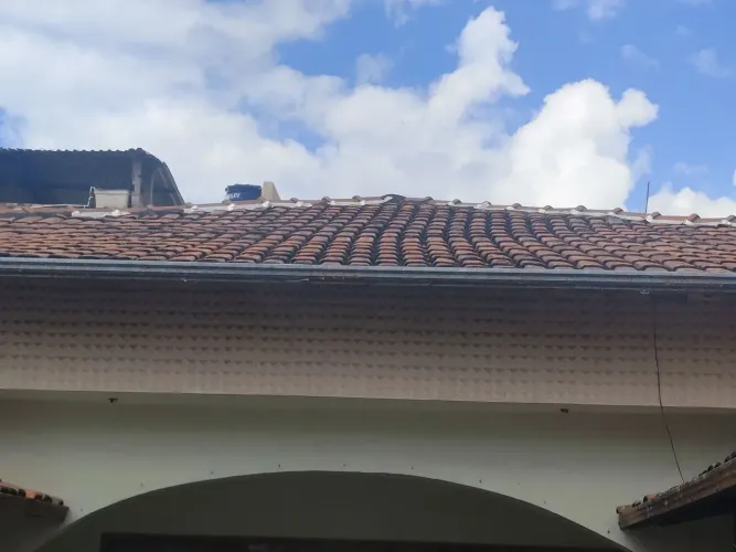 Vendo cerca de 2.500 Telhas Usadas - R$ 1.600 - Oportunidade - Retirada no Local