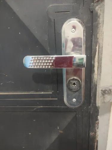 Porta de ferro com 3 fechaduras tetra