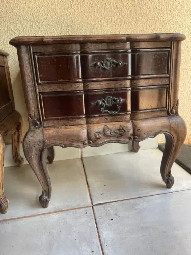 criado-mudo/ mesa de cabeceira