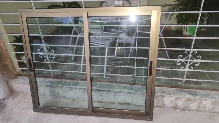 JANELA DE VIDRO ESVERDEADO DE ALUMÍNIO