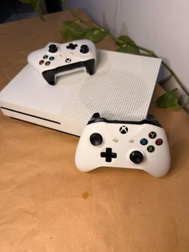 XBOX ONE S 1T 2 CONTROLES