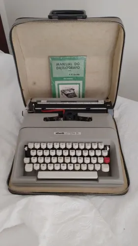 Máquina de escrever Olivetti Lettera 35