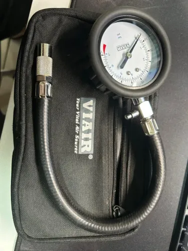 Medidor e esvaziador de pneu - VIAIR 90059 - Trilha 4X4