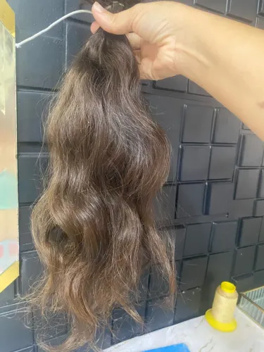 Cabelo humano levemente ondulado