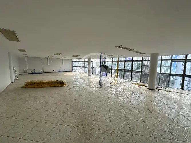 Sala comercial com vista panorama, com 300 M2, podendo ser dividida, em prédio na Av. Rube