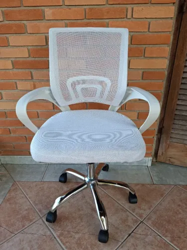 Cadeira de Escritório Giratória Branca c/ Tela Mesh - Ótimo Estado / Promoção