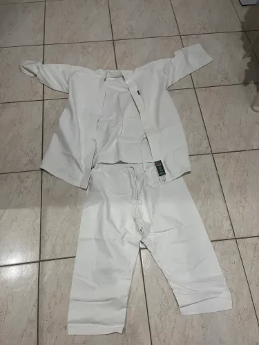 KIMONO DE KARATE SEMINOVO SEM MARCAS DE USO