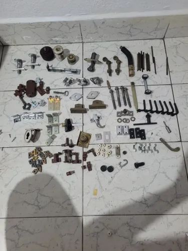 Grande Lote de Ferragens, Sucatas Úteis, Pastilhas de Metal Duro e Peças Diversas