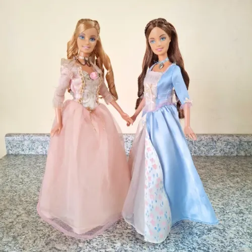 Dupla Barbie a Princesa e a Plebleia (Anneliese e Erika) Cantando em Português
