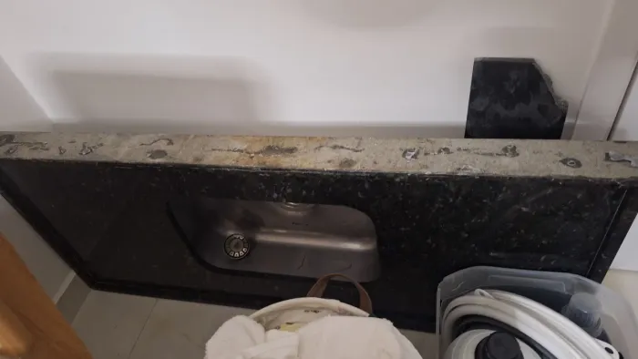 Duas pias e 2 cantoneiras 