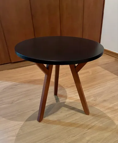 Mesa Lateral Redonda Preta com Pés Amadeirados
