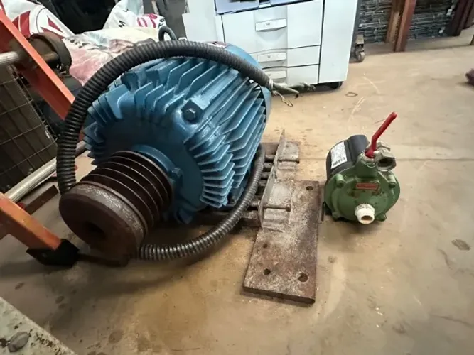 Motor industrial Weg 30cv 220V trifásico + Base de Fixação
