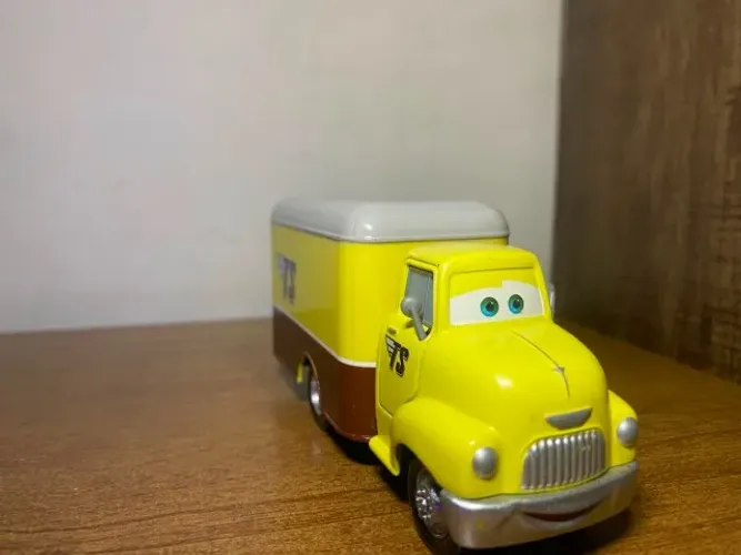 Caminhão Dustin Mellows Trophy Sparkplugs TS Disney Cars 1:55 Mattel RARO